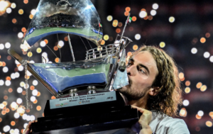 Read more about the article 스테파노스 치치파스 2025 프로필, 플레이 스타일, 강점과 약점, 그리고 라켓